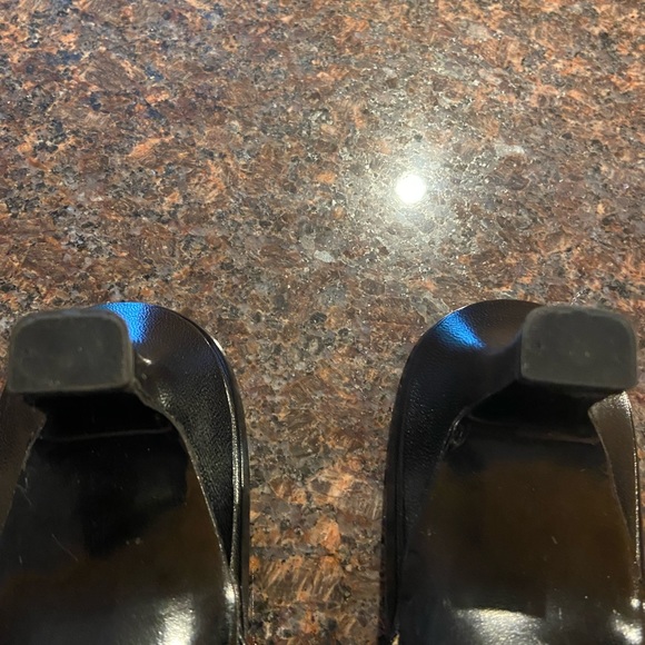 Salvatore Ferragamo ~ size 7.5 box included - Picture 3 of 4